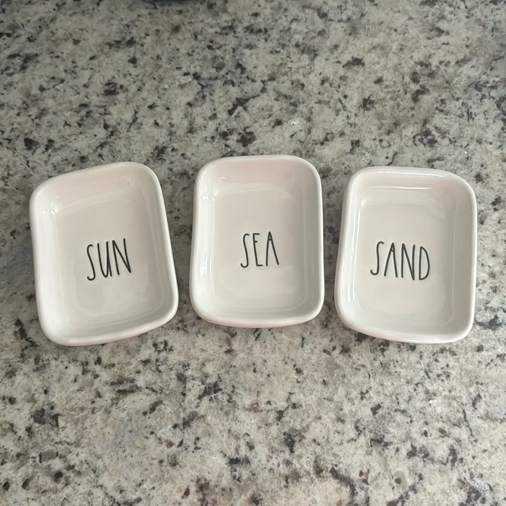 Rae Dunn 3 pieces small trays